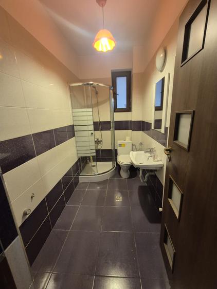 Apartament 2 camere decomandat | Bucătărie închisă mobilată | Parcare inclusă |