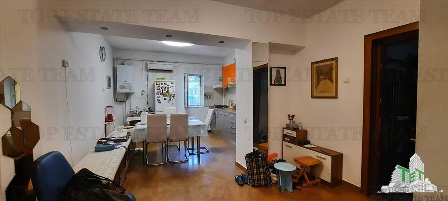 Vanzare apartament 3 camere in Vila Pajura