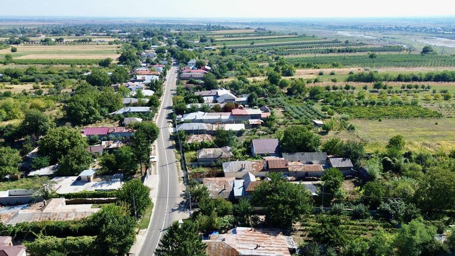 Casă la rosu si teren in Tifesti