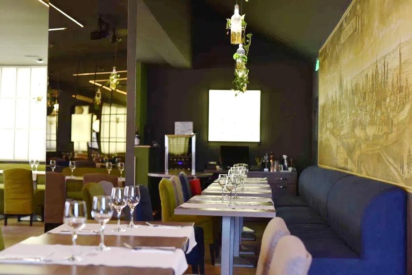 Restaurant cu terasa de inchiriat, ultracentral, bucatarie dotata si utilata!