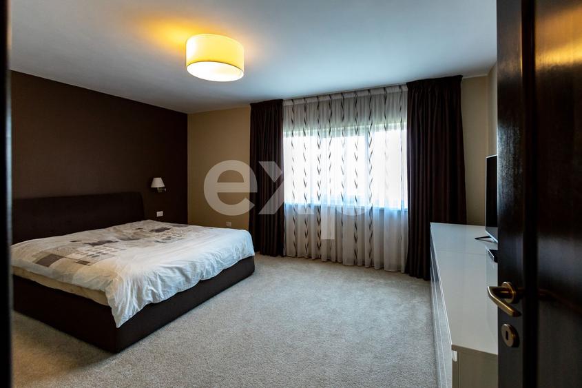 Casă/Vilă duplex cu 5 camere de vânzare, strada 9 Mai- zona Centrală