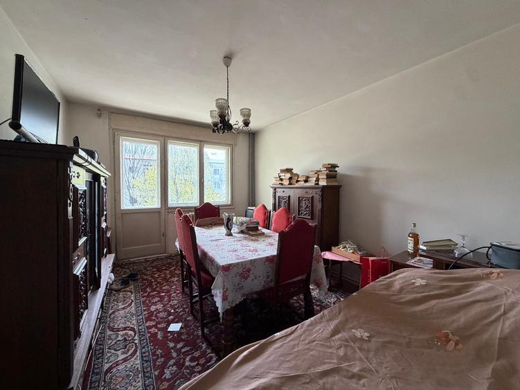 Apartament 3 camere Decomandat Podu Ros, etaj 3!