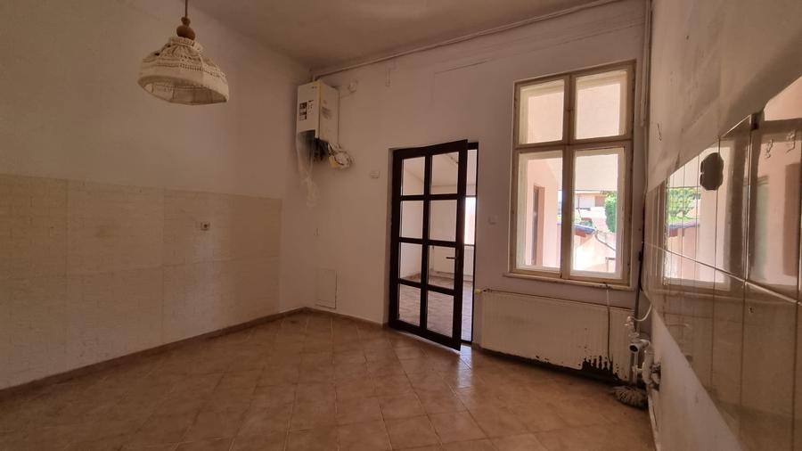 Casa in zona centrala parter si subsol cu acces auto