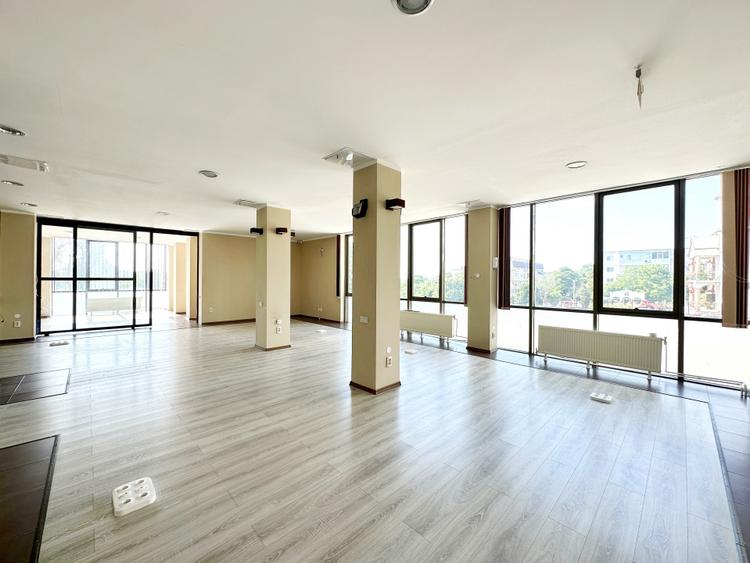 Spatiu comercial stradal cu locuri de parcare privata