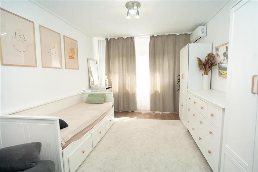 Apartament de vanzare cu 3 camere(transformat din 4 camere) pe Bld Dacia