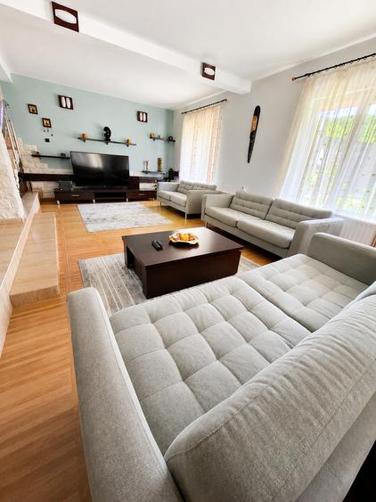 Proprietate cu doua corpuri de locuit, piscină, foisor, complet funcțională