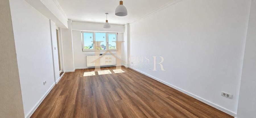 Apartament cu 4 camere decomandat, renovat integral. Etaj intermediar.
