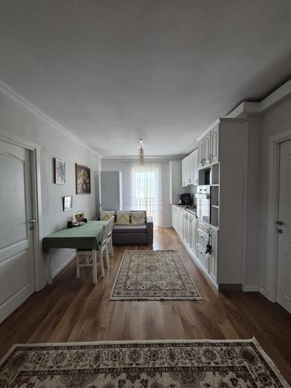 De vanzare apartament cu 3 camere, semidecomandat, 56mp, zona Florilor