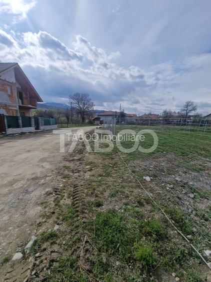 Teren intravilan cu utilitati 464 mp front 27 ml pentru casa Talmaciu - 4