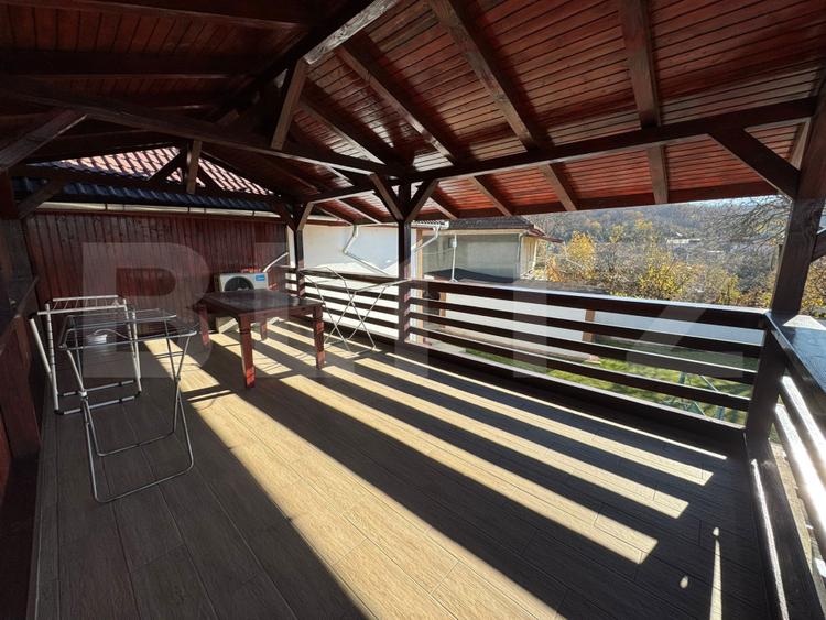 Casă cu 3 camere în Hunedoara – priveliște, piscină și autonomie energetică