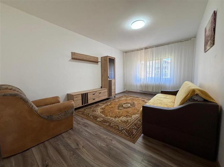 Apartament cu doua camere, de inchiriat, etaj intermediar, in Racadau