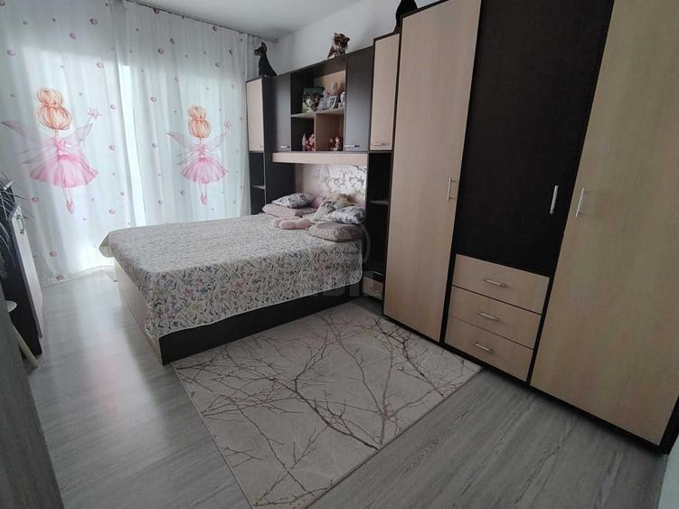 Apartament 3 camere semidecomandat zona Florilor