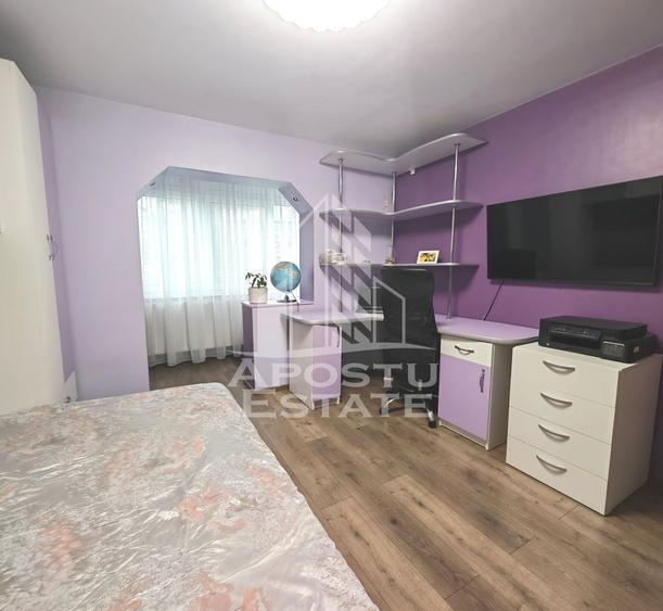 Apartament de vanzare, 4 camere, 2 bai, etajul 1, centrala proprie, Lipovei