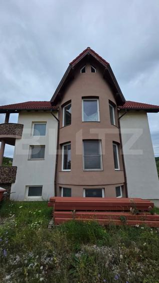 Casa cu 5 camere, 300 mp, teren 17 ari, Valea Rusului