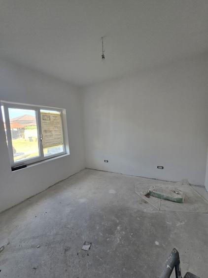 Giroc-Bld. Aviatiei | 5 camere | 3 bai | Bucatarie inchisa | Asfalt
