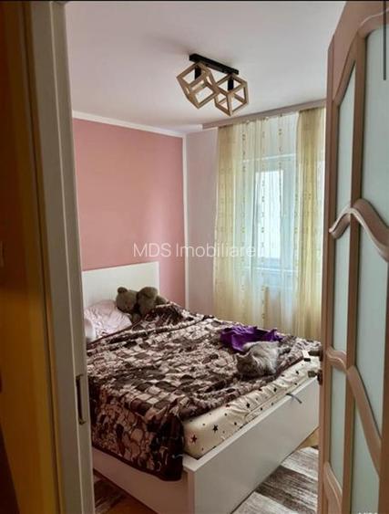 Decomandat cu 2 băi si 2 balcoane la etajul 3 - 12