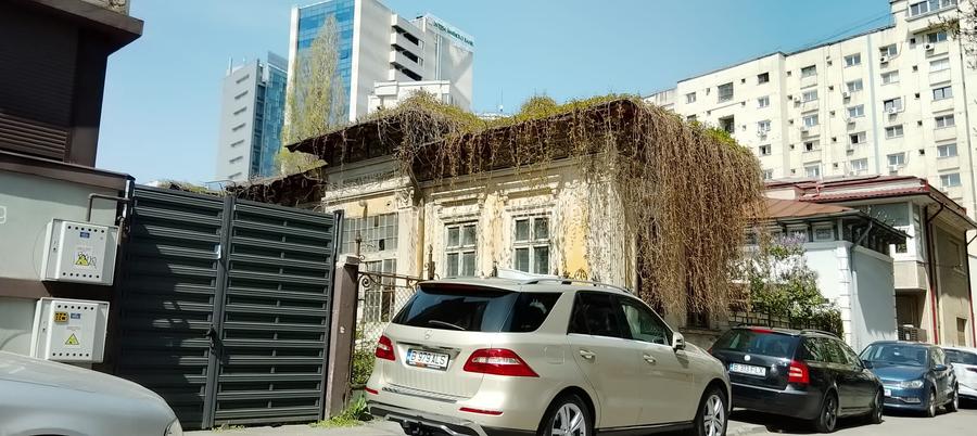 Piata Victoriei, casa ( se poate demola),  demolabila/ renovabila, pentru P+3 - 5