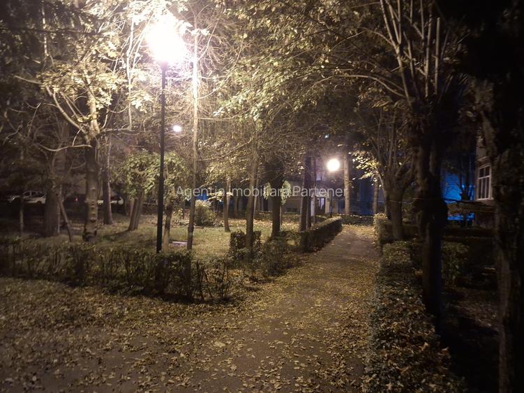 3 camere Exercițiu / fondul vechi , Decomandat / centrala , Amplasament DEOSEBIT - 16