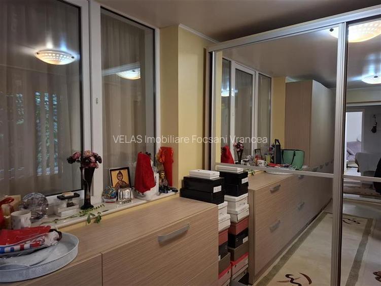 Apartament 2 camere, transformat in 3 camere, parter - 18