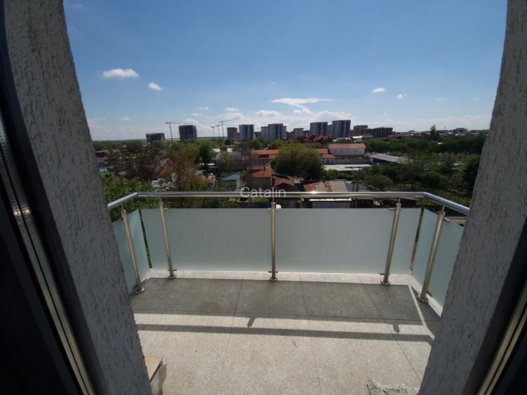 Vând apartament cu 2 camere, decomandat nou  + loc de parcare, situat in complex - 8