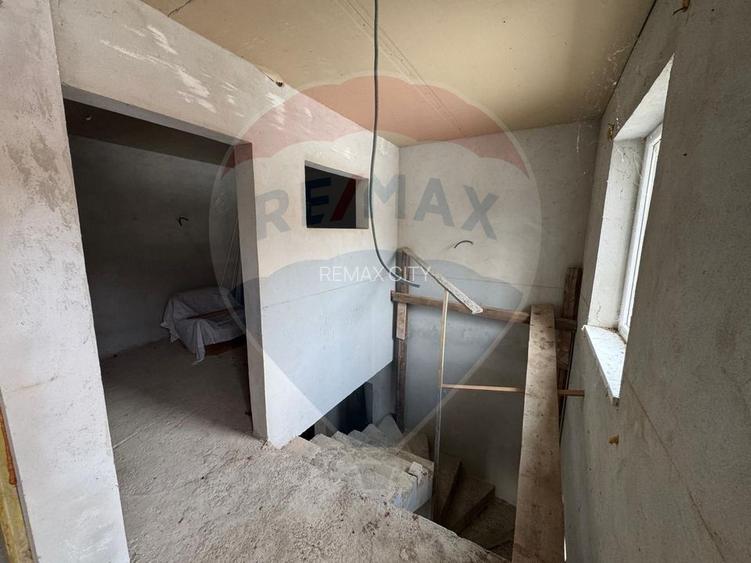 Casă / Vilă cu 6 camere de vânzare în zona Darmanesti - 41