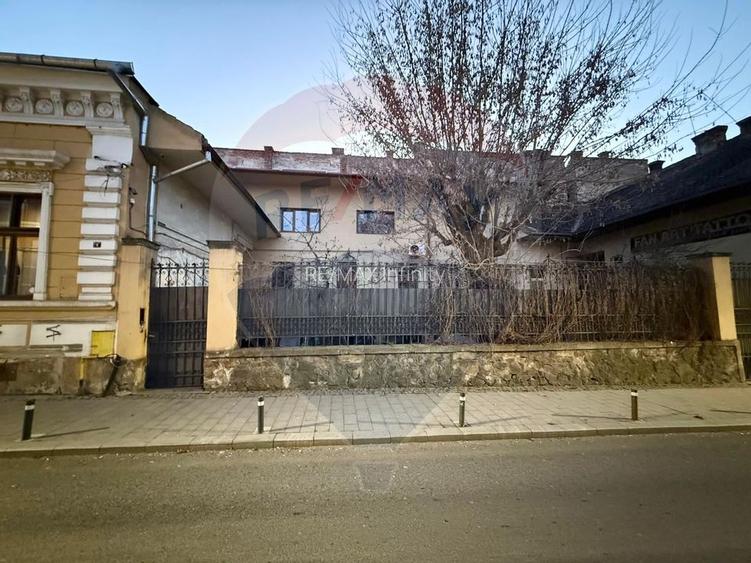 Apartament 4 camere, pe 2 niveluri si curte comuna în Centru - 44