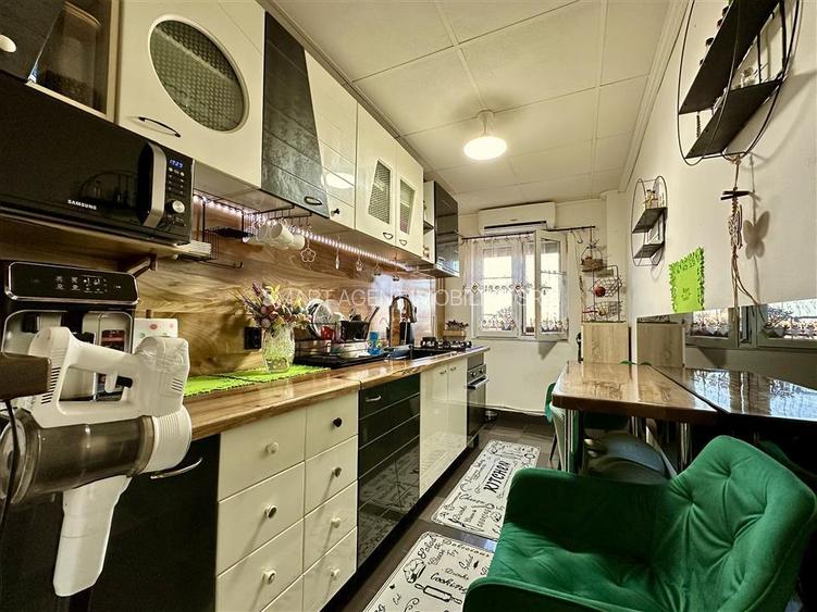 Apartament 3 camere. Arad, zona Aurel Vlaicu,  Y - ri. - 8