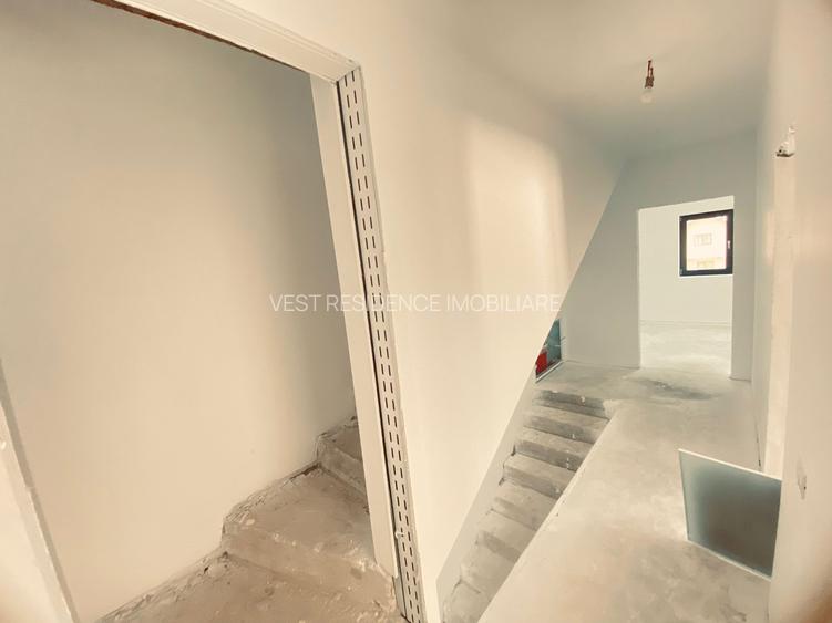 Duplex cu 4 camere si mansarda. Curte 250 mp. Comision 0 - 17