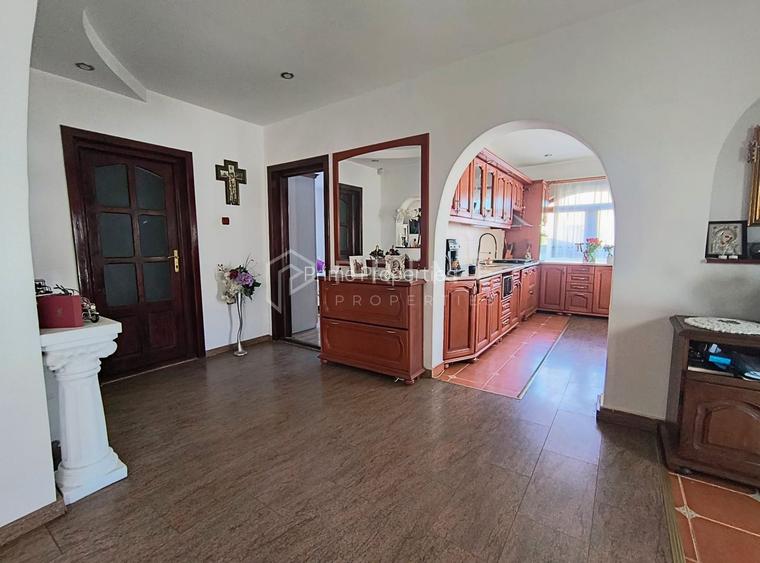 Casa perfectă pentru familie – curte, foișor cu grătar și garaj triplu - 9