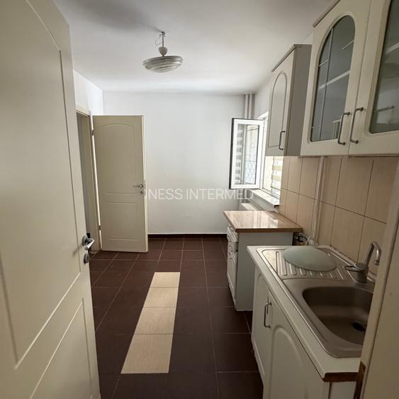 Piata Romana - parter de bloc - nemobilat - constructie 1981 - 5