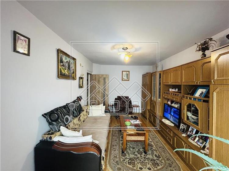 Ap decomandat, cu 2 camere, balcon, etaj 4/8 - M. Viteazu