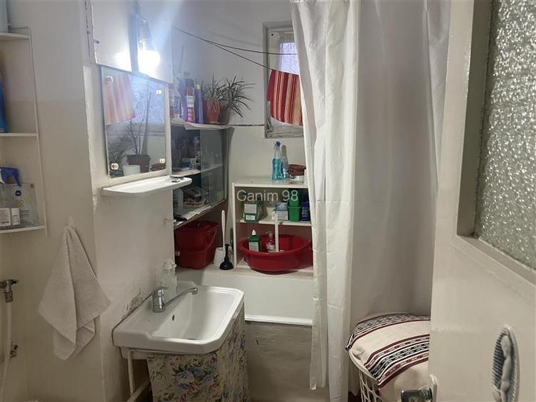 Apartament 3 camere , zona ultracentrala -Primaria Focsani , et 3 8 , decomnadat - 5
