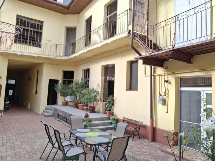 Cladire mixta cu spatii la parter si numeroase incaperi -central - 13