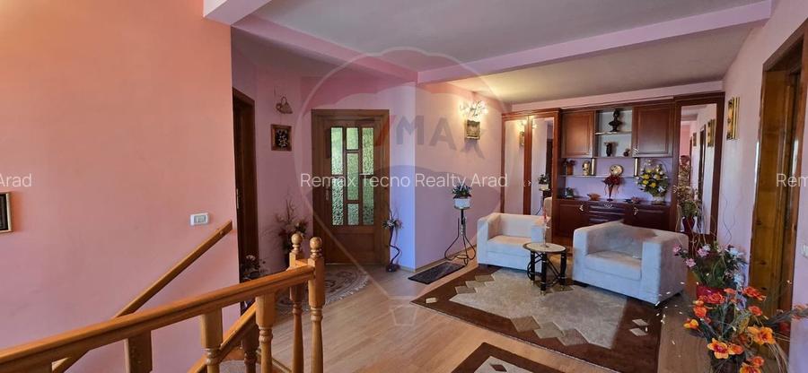 Casă cu etaj deosebită în Chișineu-Criș – un cămin creat cu suflet - 14
