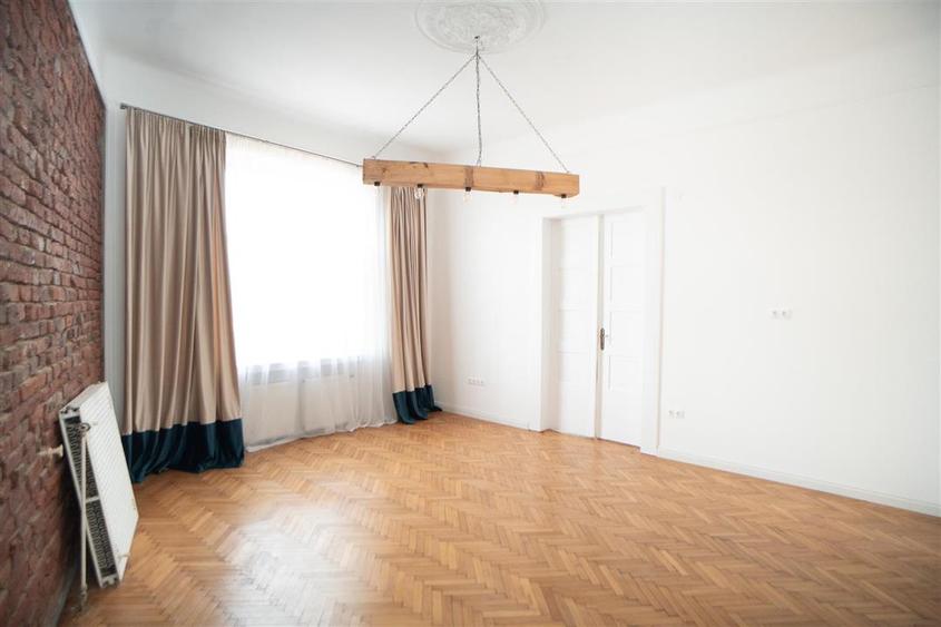 Apartament ultracentral cu 3 camere pe Strada Primariei