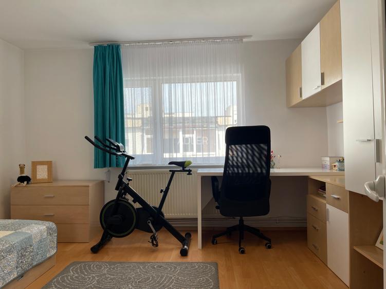 Zona Eroilor, apartament 3 camere decomandate, 2 grupuri sanitare - 10