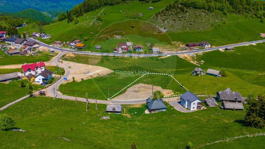 FUNDATA CENTRU | 3.962 mp ASFALT + UTILITĂȚI | Vedere Bucegi - 3