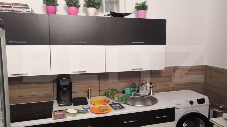 Teren intravilan generos + 2 case – 15.277 mp, front 30 m, multiple posibilități