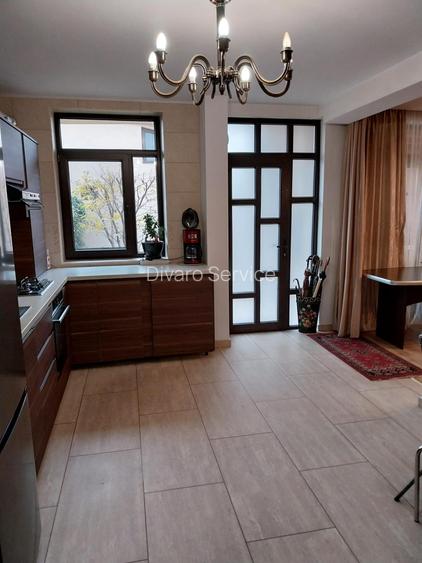 Vanzare proprietate cu doua case si intrari separate curte Giulesti - 8