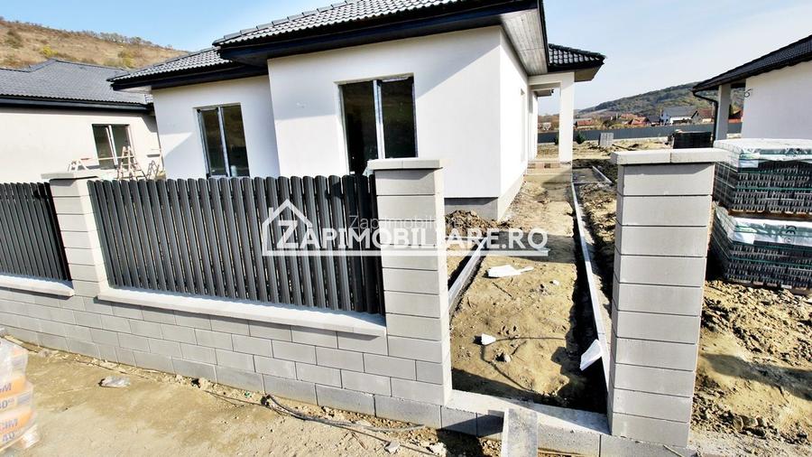 Casă la cheie pe 1 nivel 4cam. 2 bai,1 dresing 650 mp. teren - 23