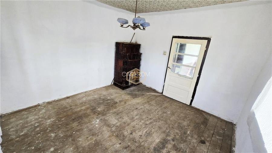 Casa cu teren intravilan de 2.211 mp | Centru, comuna Apa - 13