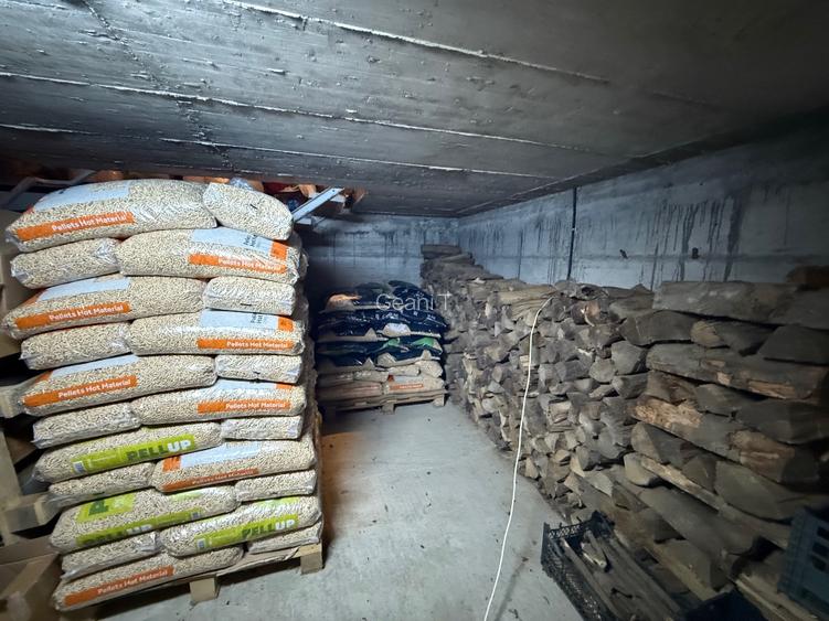 Vand vila si 8800 mp teren in Gura Vaii, Neamt- la 12 km de Piatra Neamt .  - 11