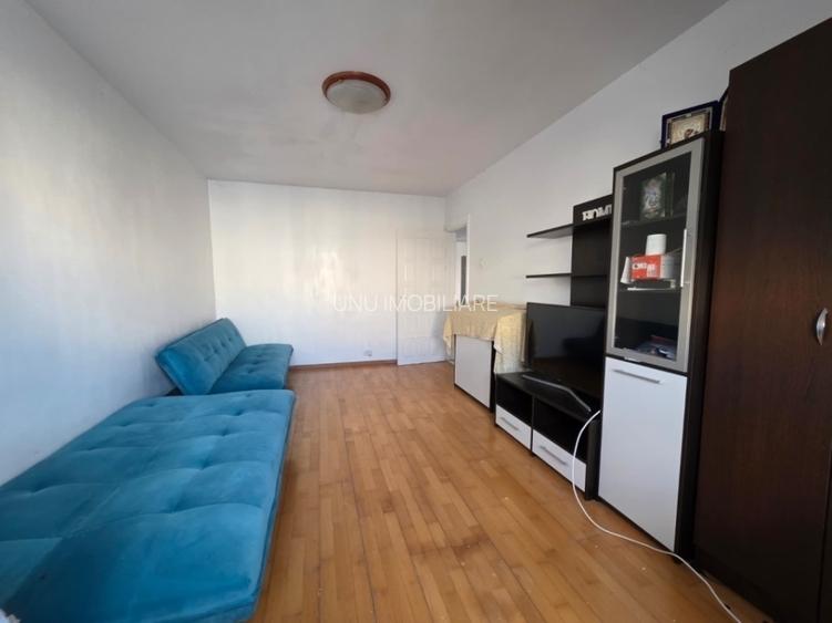 Etaj 3-Podul de Fier-3 Camere Decomandat -bloc 82' - 9