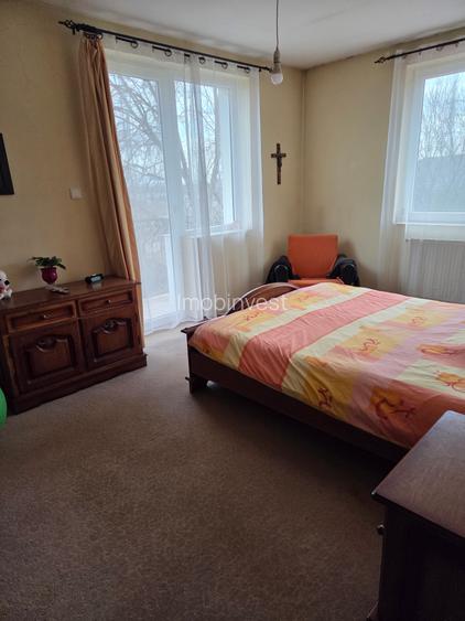 Vand in Unirii,casa cu etaj,5 camere singur in curte strada Marului,teren 1960mp - 10