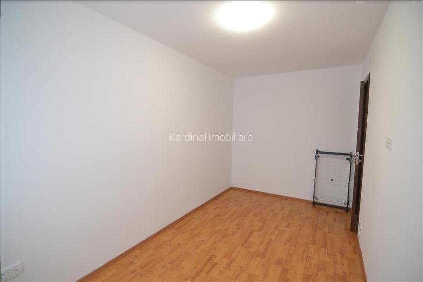 Inchiriere apartament 3 camere decomandat etajul 1 ,Florilor - 15