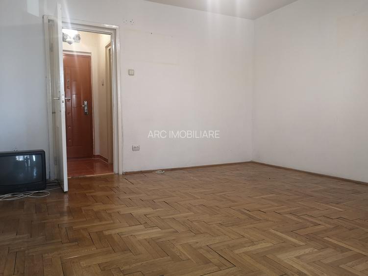 Garsoniera amplasata la etajul 1,zona Calea București - 6