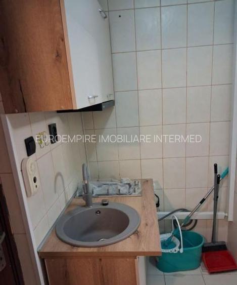 Garsoniera de vanzare zona Poarta 6 - 5