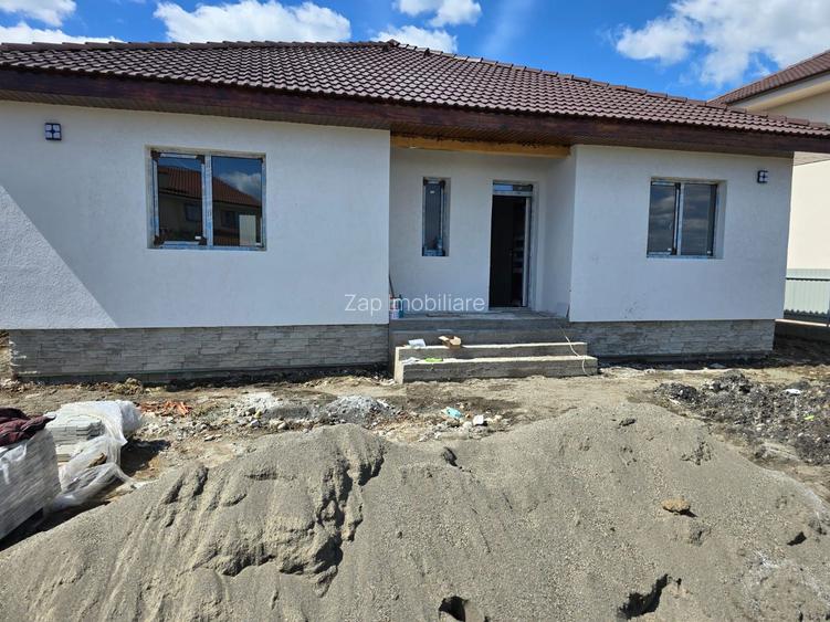 Casa 4 cam.2 băi,1 pivniță 1 dressing,500mp.teren,gard,pavaj - 2