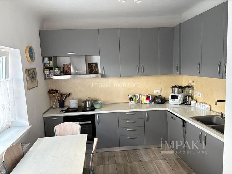 Casa frumoasa de vanzare la curte comuna, zona Centrala! - 3