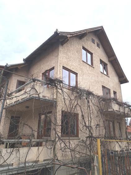 Vilă cu priveliște spre Tâmpa, în zonă liniștită din Brașov